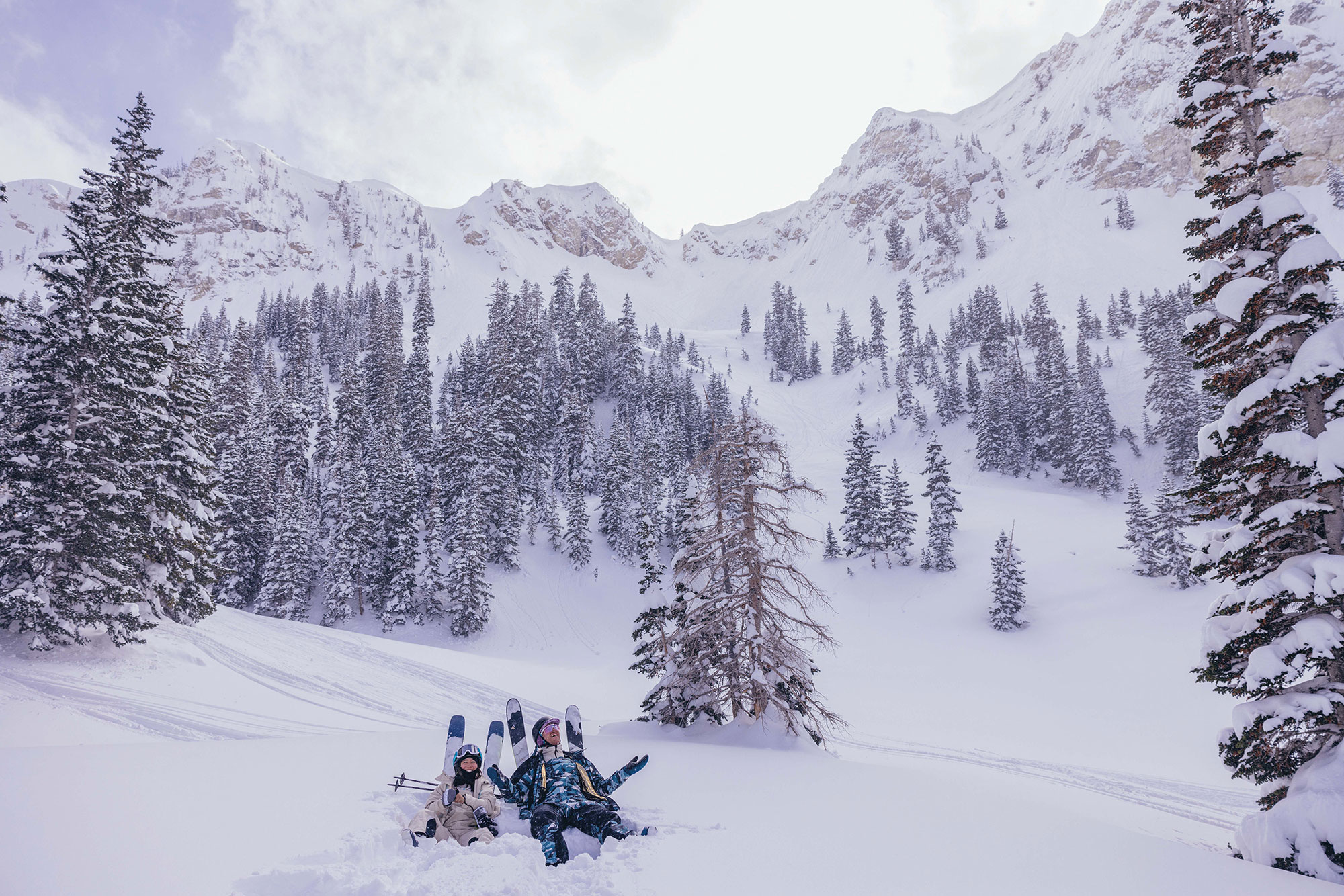 Persone vestite con la colleizione Columbia Titanium Ski nella neve fresca