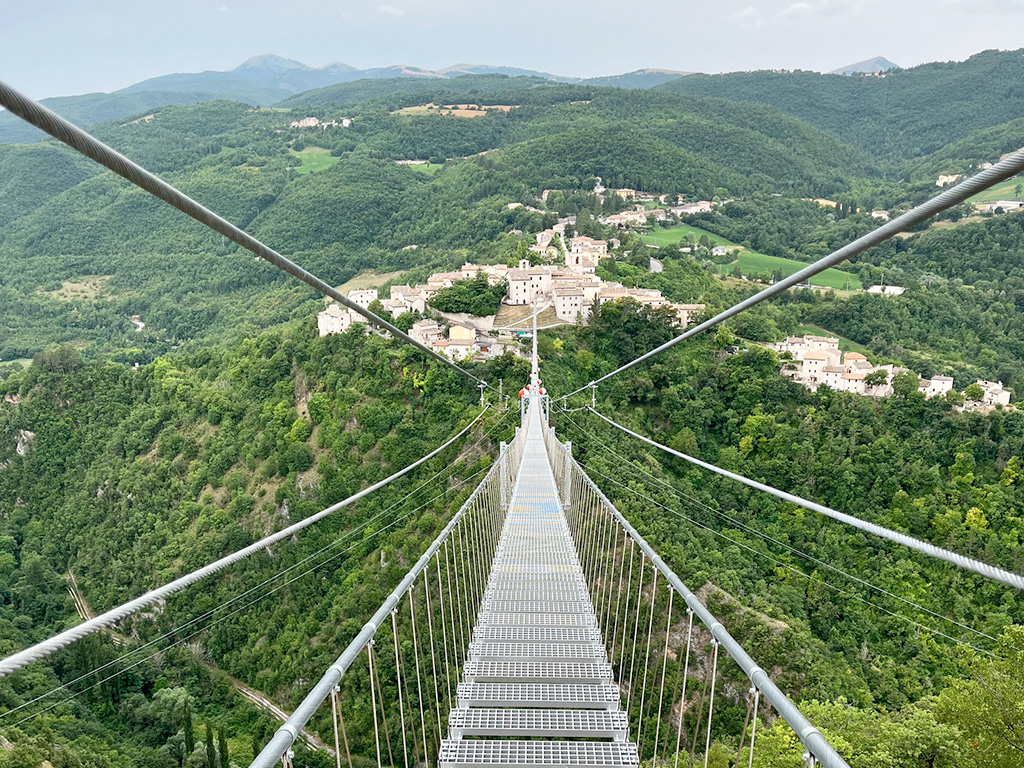 Immerse yourself in Sellano to experience the thrill of crossing its Tibetan bridge, the highest in Europe, undoubtedly a beautiful experience. Not so much to test themselves and see if they are brave enough to accomplish 