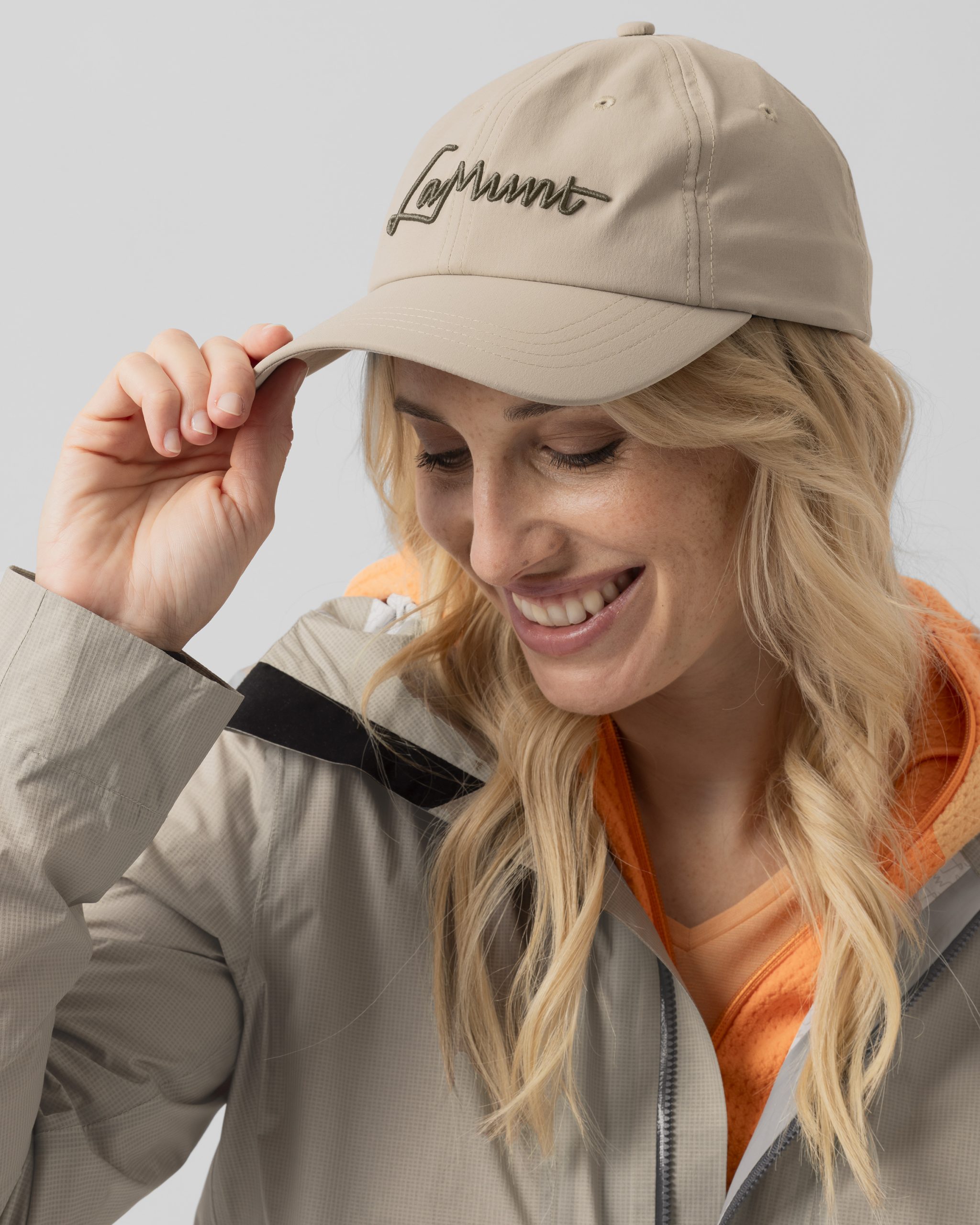 LaMunt_SS26_Martha Leggero Logo Cap_juta_Linda giacca impermeabile II 2,5L_juta